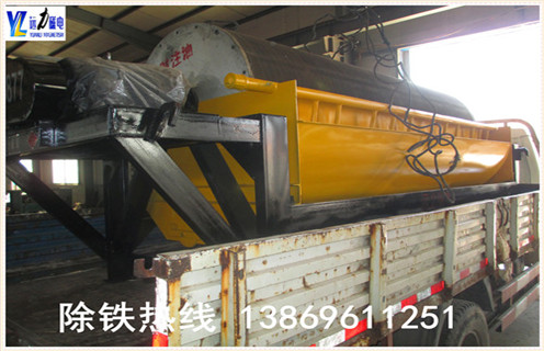 拋丸機(jī)永磁筒式磁選機(jī)工作原理：  　　經(jīng)原料礦石篩選后由進(jìn)料器從干式磁選機(jī)的頂部,通過料斗連接,在流動到頂部的輥?zhàn)铀蓜?狀態(tài)下降時,鐵磁性材料通過重力和磁力,快速落在滾筒上,并吸附在滾筒表面.  　　非磁性有色金屬材料在重力作用下落在磁性材料的外面.這些材料隨著筒體的旋轉(zhuǎn),非磁性材料在重力作用下從氣缸下落,在滑槽中.含鐵磁性材料吸附在圓筒的表面上并繼續(xù)旋轉(zhuǎn),直到其不具有磁力.材料從帶式輸送機(jī)排出,并最終分成含鐵材料和無鐵材料.  　　3.拋丸機(jī)永磁筒磁選機(jī)實(shí)驗  　　濰坊遠(yuǎn)力磁電配備各類選礦實(shí)驗的磁選設(shè)備,型號齊全,優(yōu)質(zhì)低價,可定制,并且公司成立了大型選礦實(shí)驗室,可以普通的金屬礦物和非金屬礦物加工在機(jī)器上和實(shí)驗室為客戶分析其成份,并為客戶推薦客戶使用相關(guān)型號.