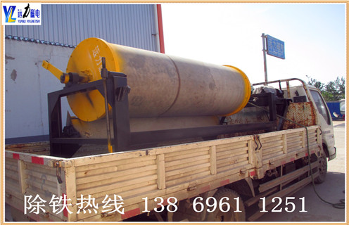 2.磁選機(jī)布置順序的主要部分如下：  　　飛輪,軸承,圓盤(pán),襯套,軸承,滑輪,具體分析如下：主軸有三個(gè)帶有鍵槽的軸段,以減少對(duì) 夾緊工件時(shí)間,這些軸上的鍵槽應(yīng)在相同的總線上打開(kāi).  　　另外,還為了減少加工刀具的種類和提高勞動(dòng)生產(chǎn)率,軸上直徑近似的地方,圓角.倒角.鍵槽寬度.砂輪越程槽寬度,退刀槽寬度等盡可能采用相同的尺寸.  　　3.因?yàn)橹鬏S是階梯軸,根據(jù)階梯軸的特點(diǎn)  　　并且軸上零件的安裝要求也不高,所以上面提到的第二條容易滿足.至于第三條：軸的制造工藝性,主要是指便于加工和裝配軸上的零件.并且生產(chǎn)率高.成本低.一般來(lái)說(shuō),結(jié)構(gòu)越簡(jiǎn)單,工藝性越好.  　　4.應(yīng)該盡量簡(jiǎn)化軸的結(jié)構(gòu).  　　為了便于裝配零件并去掉毛刺,軸端應(yīng)制出45度倒角.在需要切制螺紋的軸段,應(yīng)留有退刀槽.起尺寸都可查有關(guān)的標(biāo)準(zhǔn)和手冊(cè).若需要磨削加工的軸段,應(yīng)留有砂輪和越程槽.
